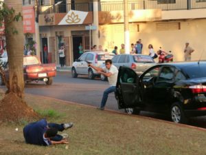 Seguranças abateram o atirador (Imagem: TV Anhanguera) 