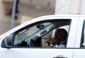 Celular ao volante passa a ser infração gravíssima (Foto: Jornal O Globo)