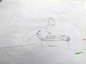 Um dos desenhos da pequena vítima (Foto: Michelly Oda/G1)