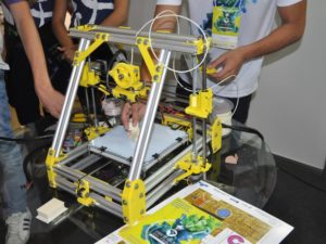 Impressora 3D dos alunos da Unemat (Foto: Carlos Palmeira/G1)