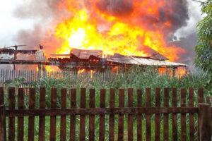 O incêndio atingiu toda a casa (Foto: Mídia News)