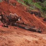 Motorista morre prensado após caminhão despencar em ribanceira